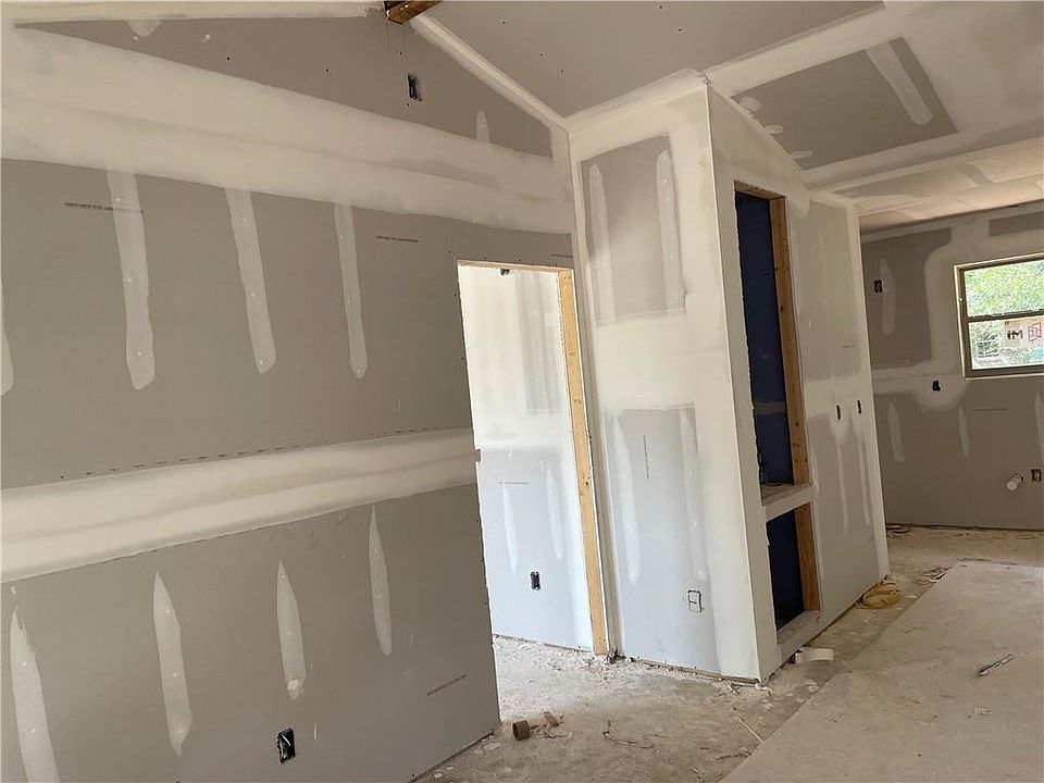 2nd image of 451 Aaron Dr W