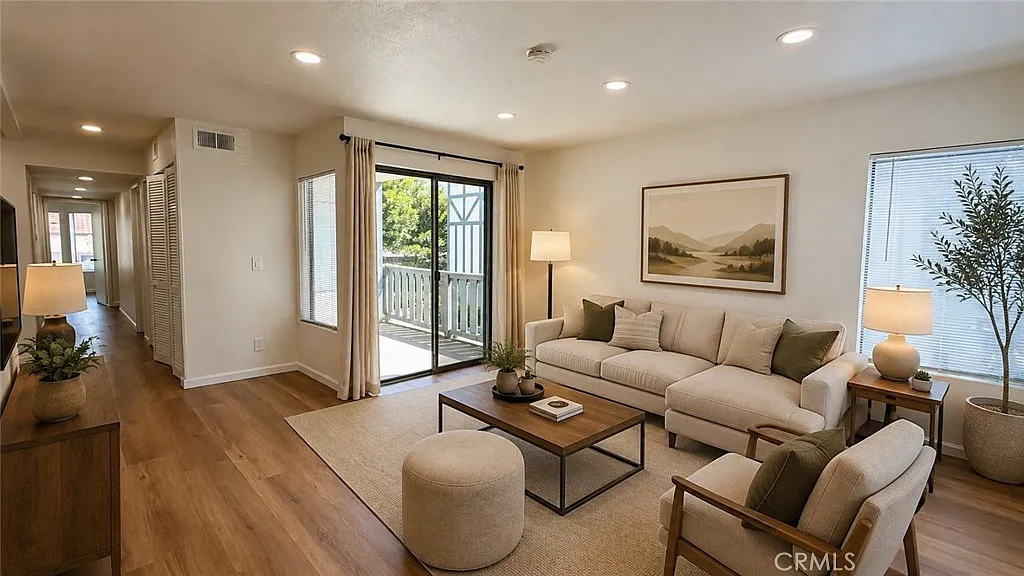 3 bed, 1034 sqft, $3,100 — Photo 1