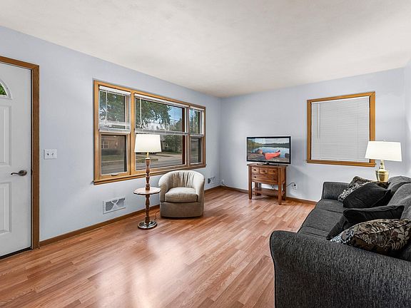 5th image of 821 Stoughton Ave