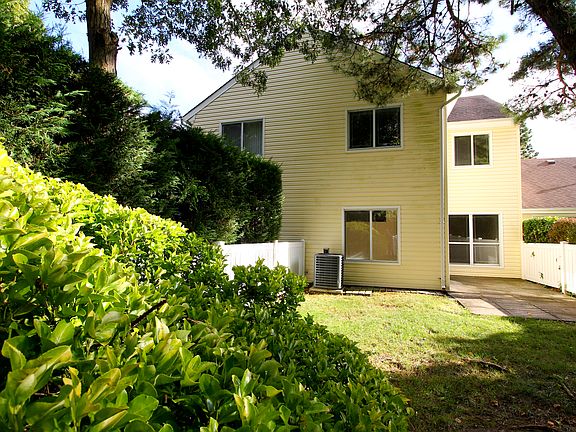 3rd image of 28 Crescent Cir