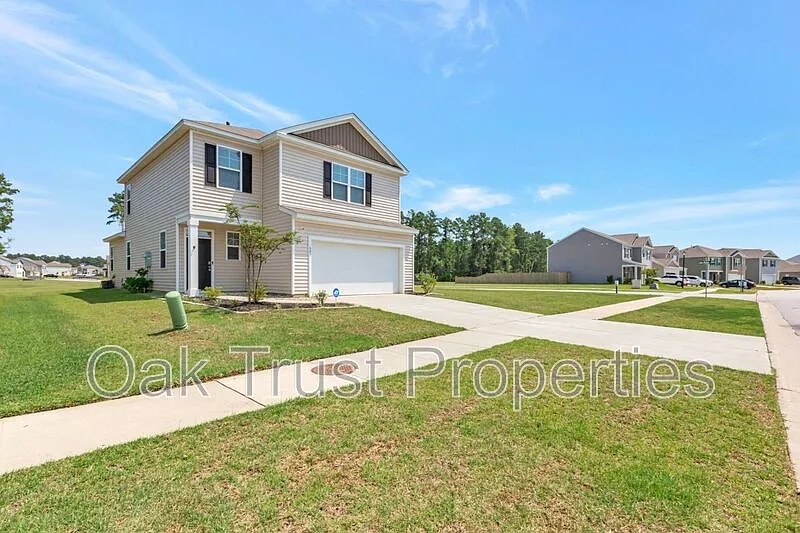 4 bed, 2.5 bath, 2200 sqft, $2,500 — Photo 2