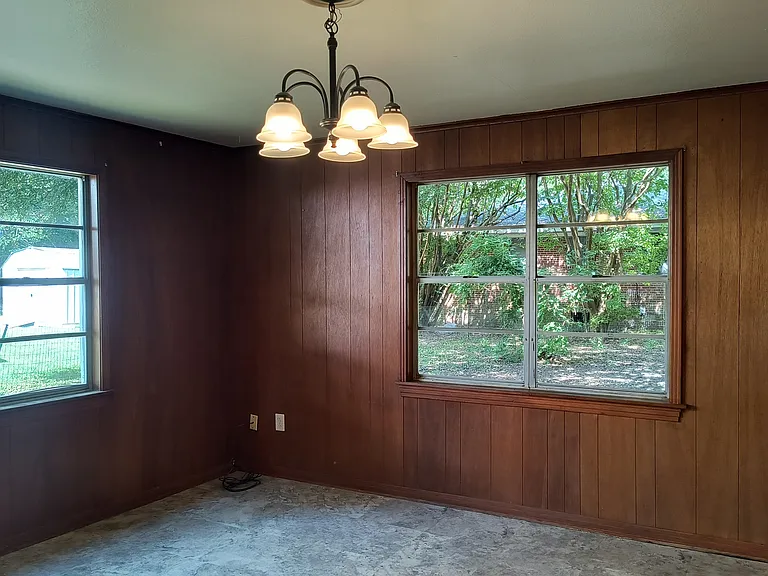 1215 S Elm St — Photo 11