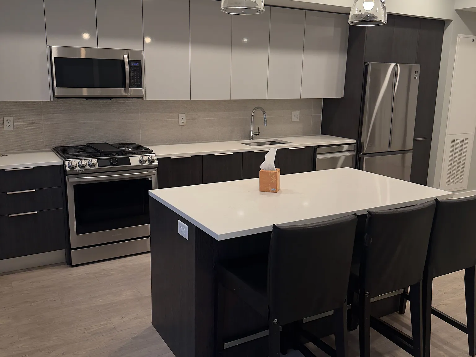 2 bed, 1072 sqft, $4,300 — Photo 2