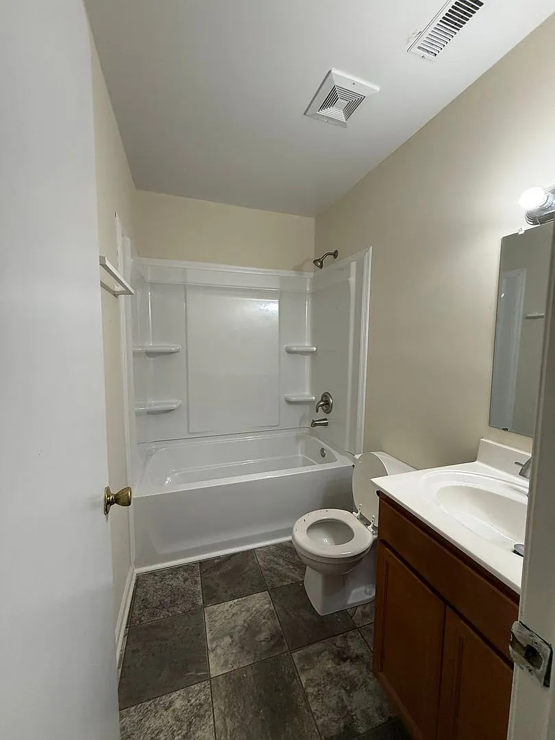 Nice 2 bedroom, 1 bath duplex — Photo 2