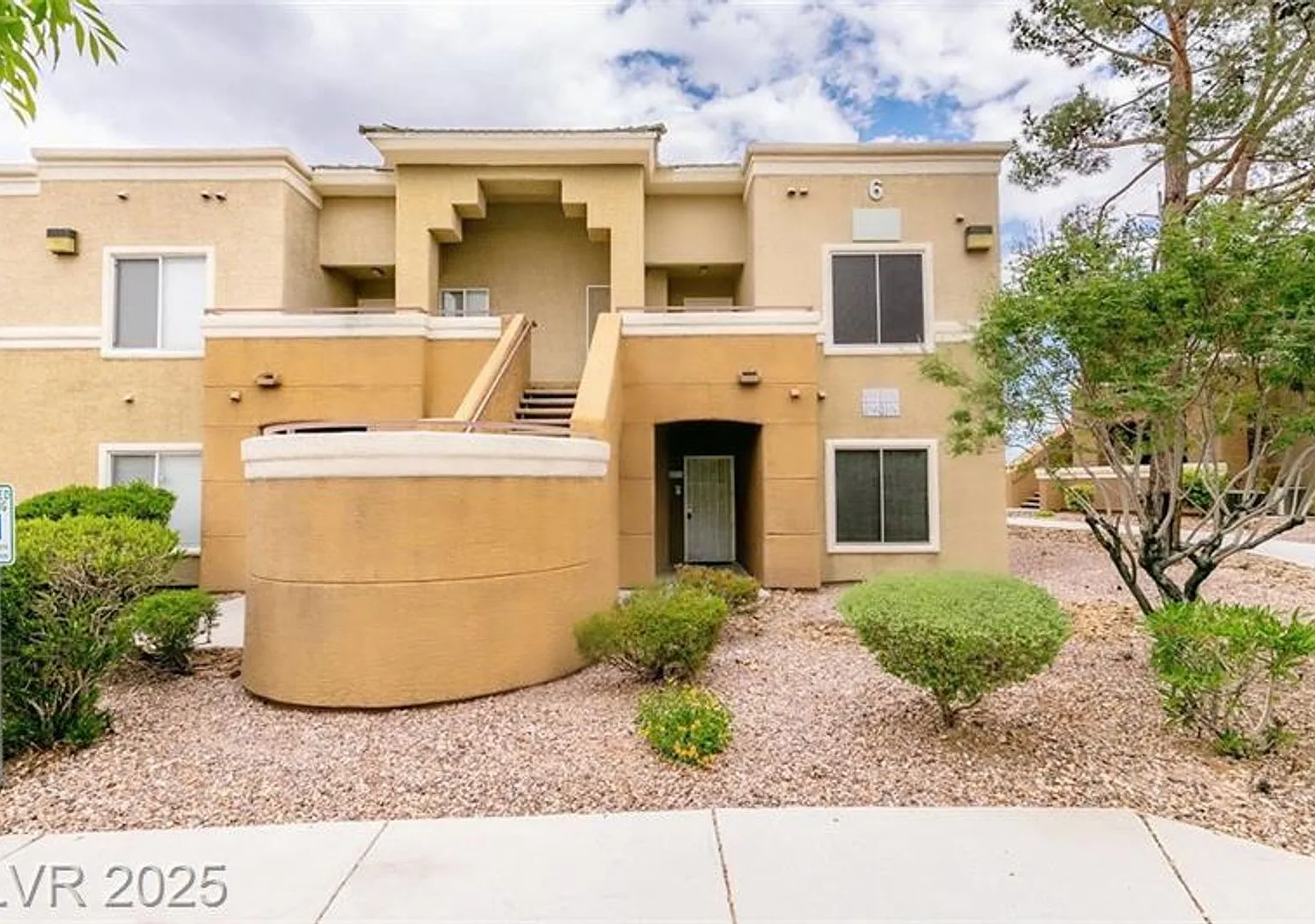 Gorgeous 2 Bedrooms Unit*Upgraded*Tons Of Community Amenities*Gate Community* — Photo 2