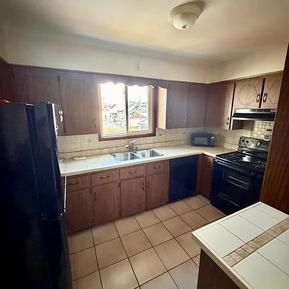 745 Cataraqui St — Photo 3