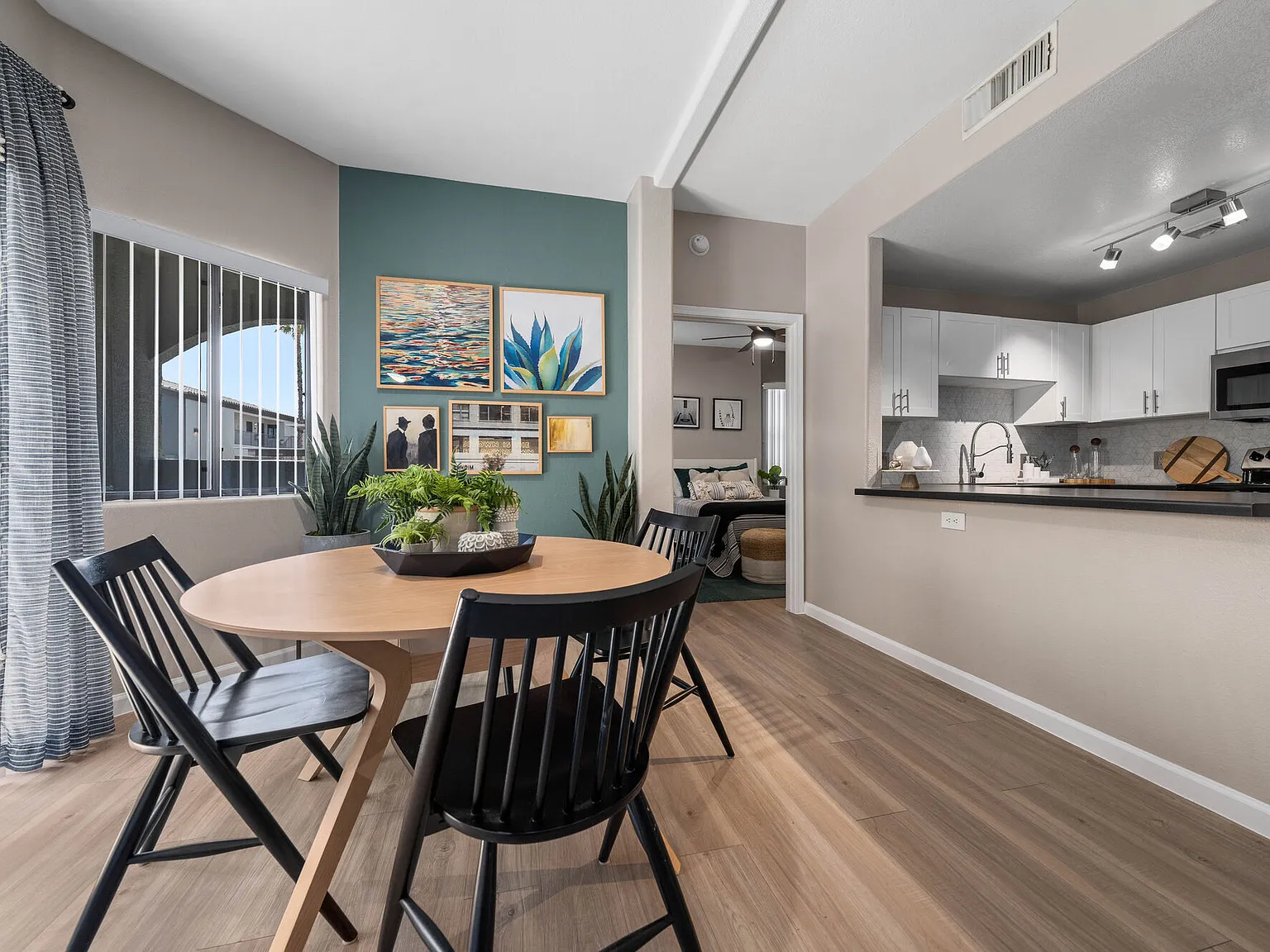 Palm Court Apartments — Photo 4