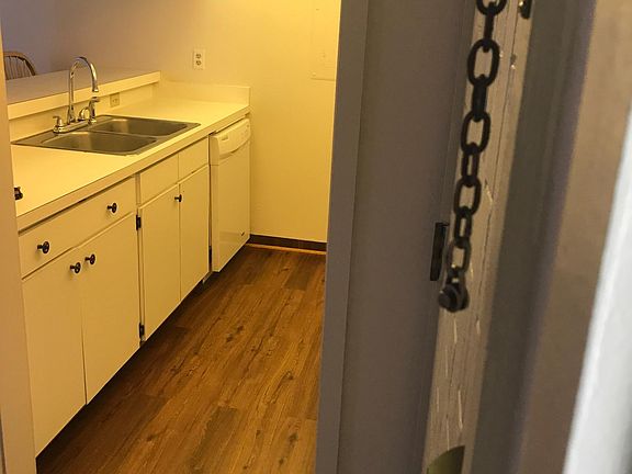 4th image of 646 Olde Camelot Cir