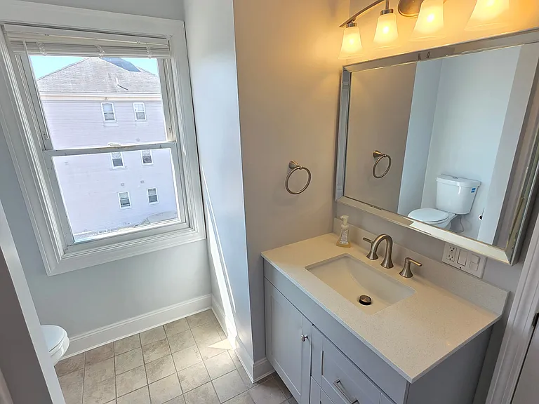  228 Atwells Ave 3rdflr 3b/1b Renovated! Greatlocale! Spacious! Prkg! — Photo 15
