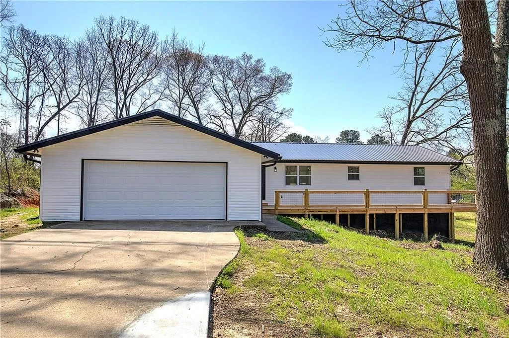 3 bed, 2.0 bath, 1872 sqft, $2,400 — Photo 1