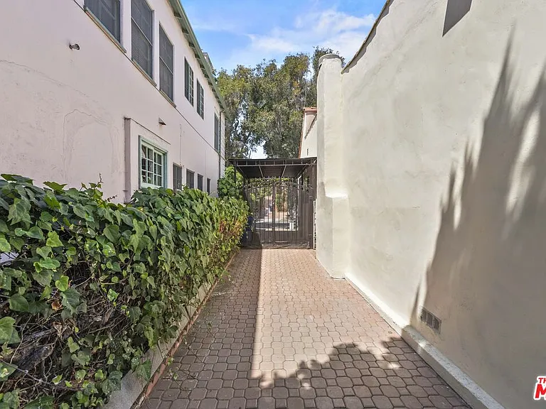 1114 S La Peer Dr — Photo 35