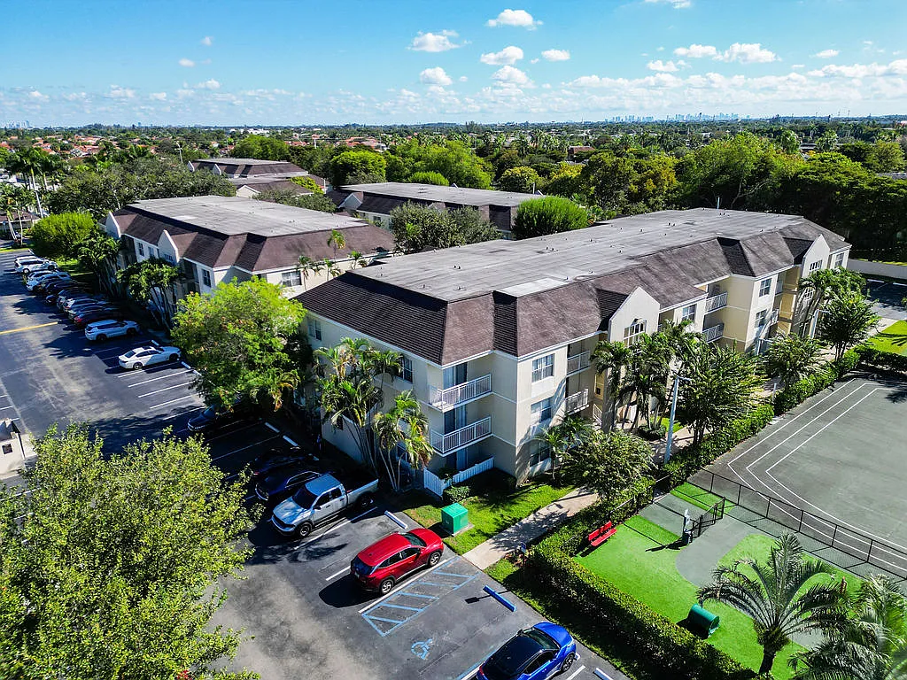 Legacy Palm Gardens — Photo 4