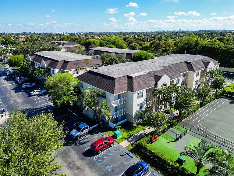 Legacy Palm Gardens — Photo 4