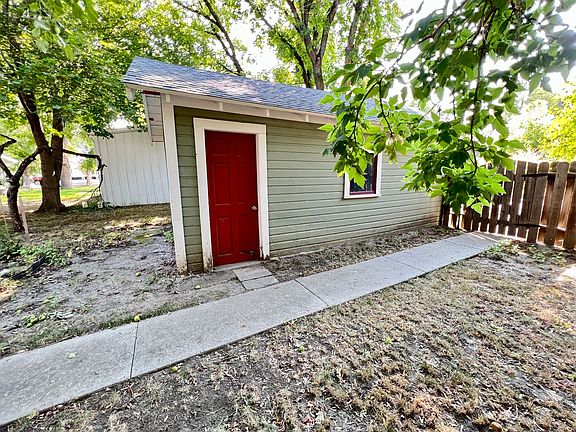 5th image of 108 Burlington Ave