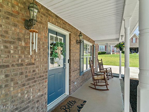 3rd image of 100 Yorkwood Ln