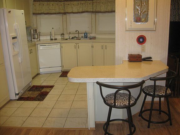 2nd image of 382 Kingslake Dr
