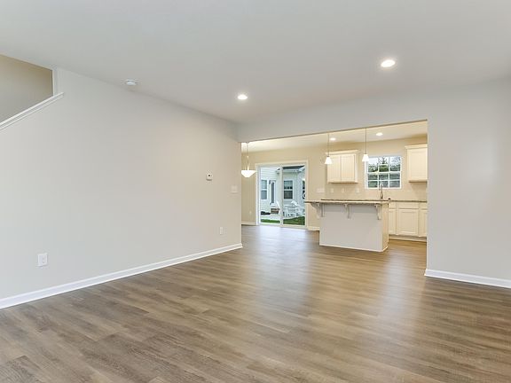 4th image of 721 Woodland Dr