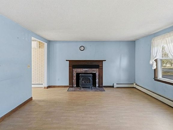 3rd image of 37 Greenville Dr