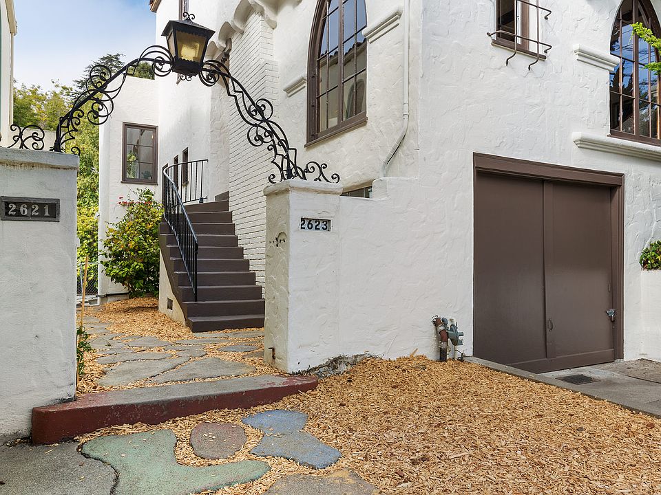 Virginia St Entrance