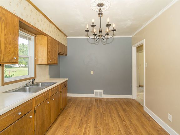 2nd image of 1221 Fran St