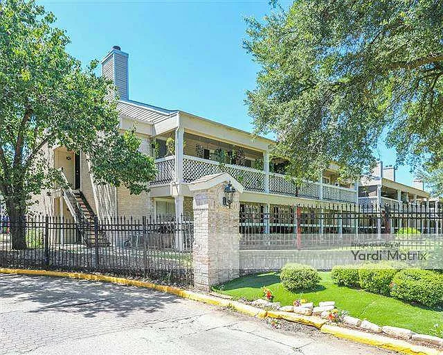 Monticello Apartments on Cranbrook — Photo 7