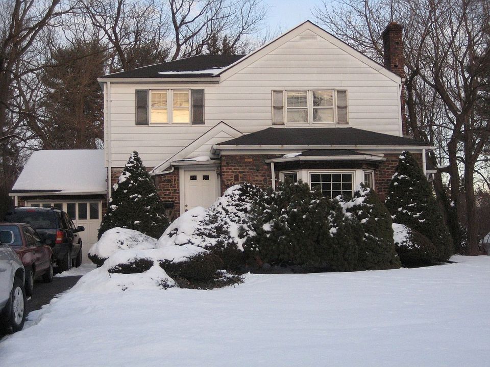 Front Lot size 100' X 200'