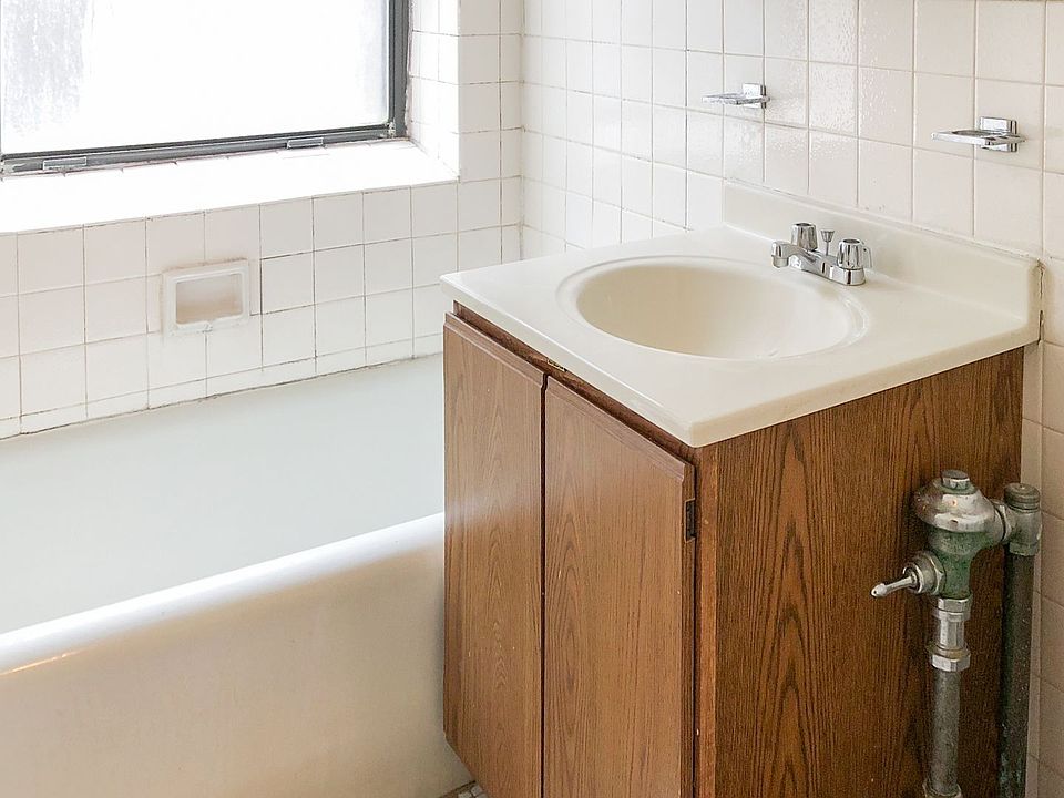 2nd image of 540.5 W Briar Pl #4