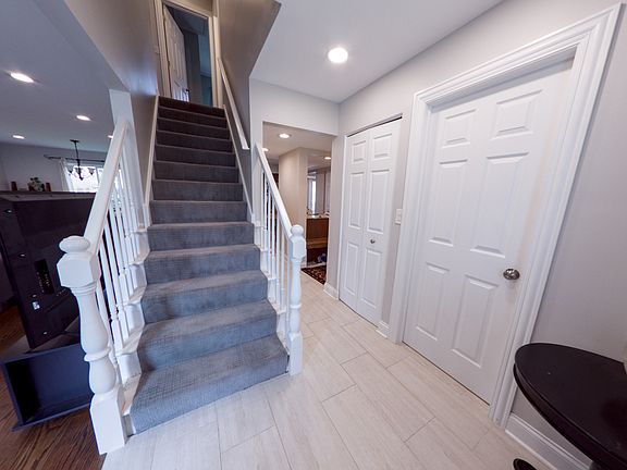 4th image of 1284 Regent Dr