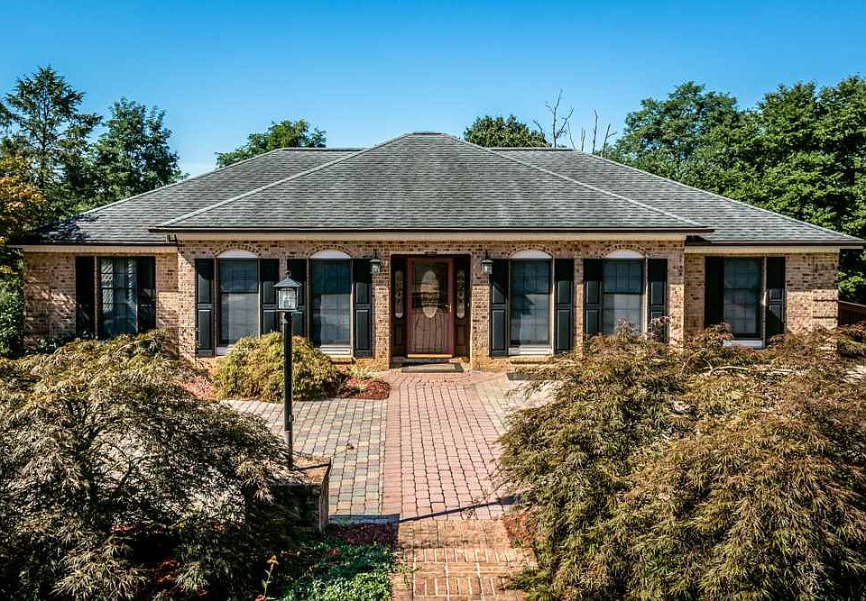 1st image of 943 Greenbriar Dr