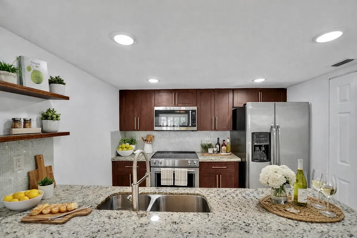 Building Photo - 4550 SW 68th Court Cir #548