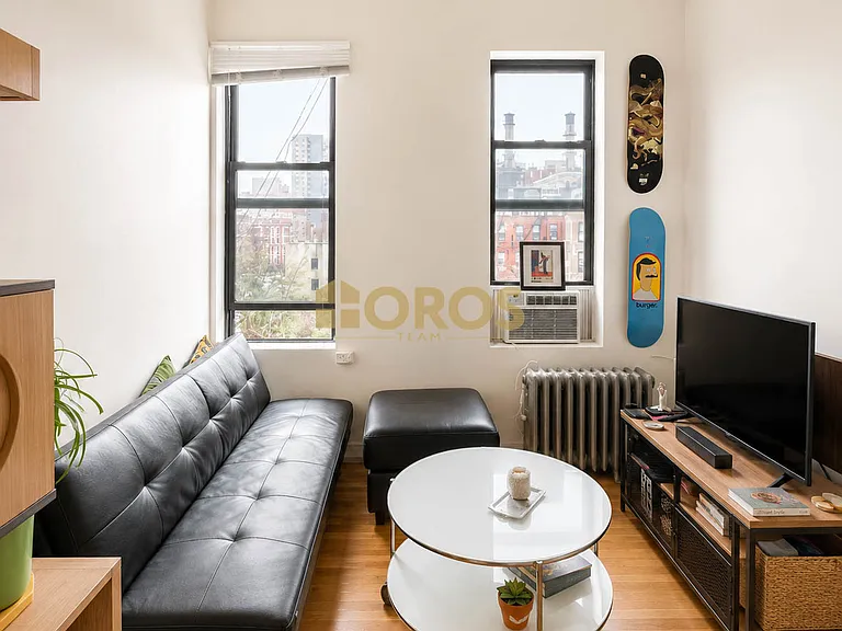 700 E 9th St #18 — Photo 1
