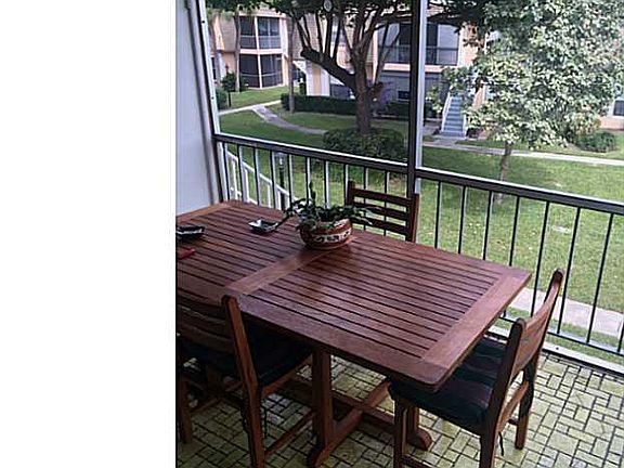 French Quarter in Plantation, Florida:  Tranquility Awaits!