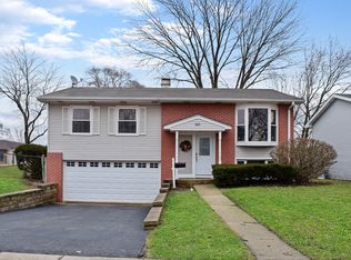 565 N Midlothian Rd, Mundelein, IL 60060