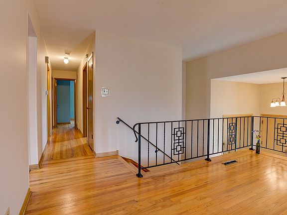 5th image of 825 Tamarack Dr