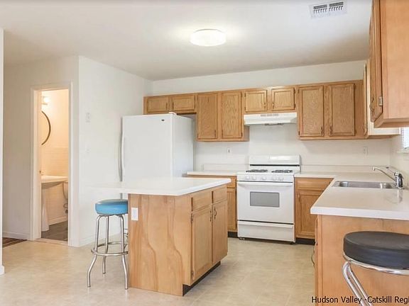 3rd image of 28 Cambridge Ct