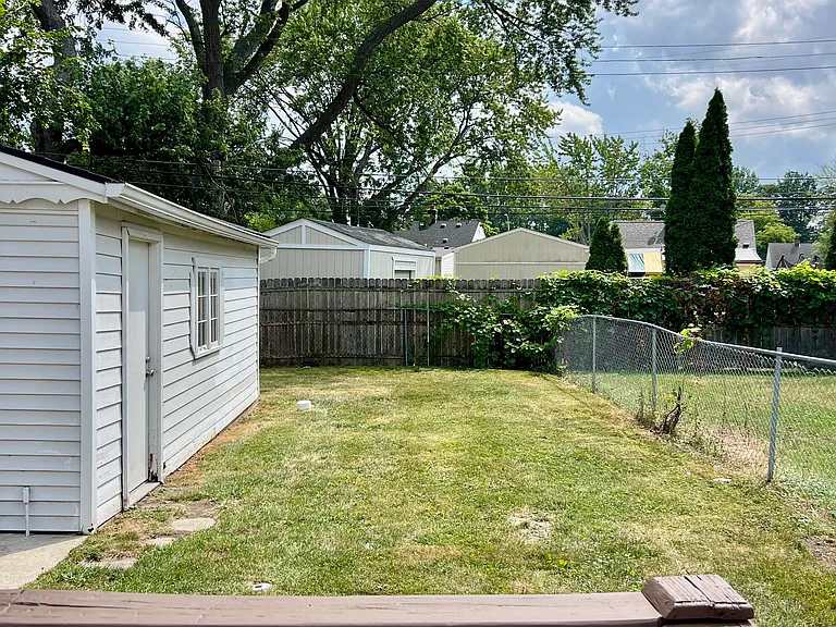 20340 E Eight Mile Rd — Photo 10
