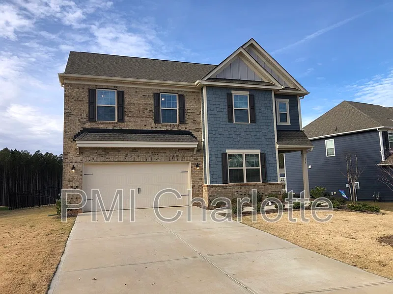 4 bed, 2.5 bath, 2446 sqft, $2,300 — Photo 2