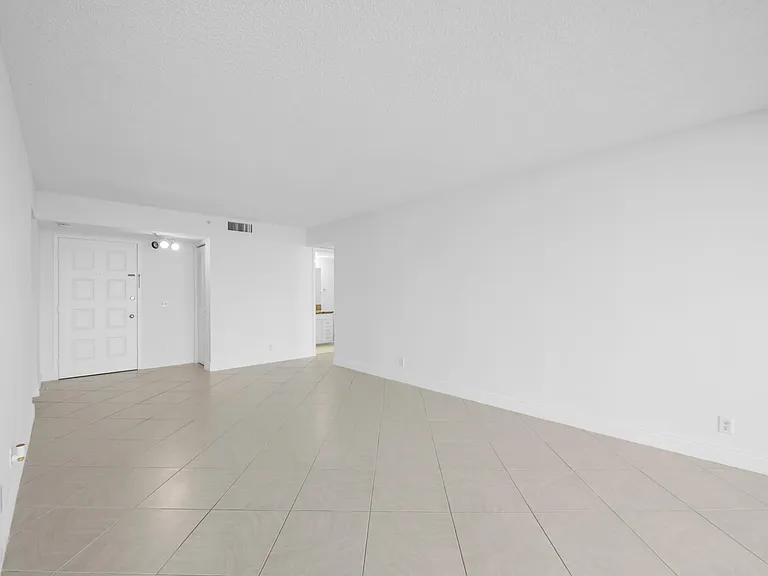 105 Lake Emerald Dr #706 — Photo 5