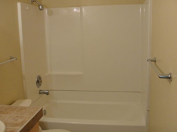 upstairs bathroom/ tub and shower combo