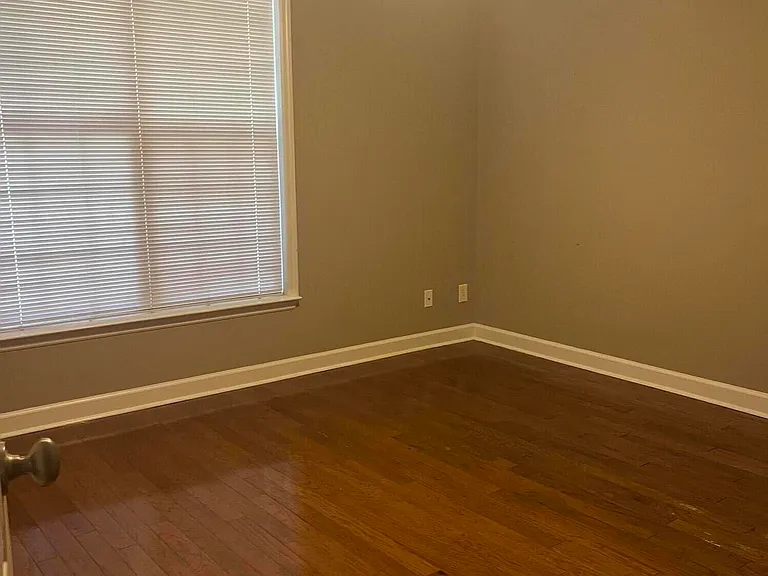 110 Stratford Ln — Photo 9