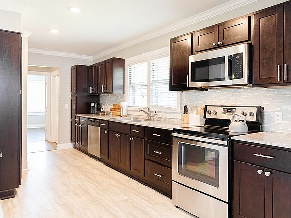 3rd image of 217 Woodlawn Ave