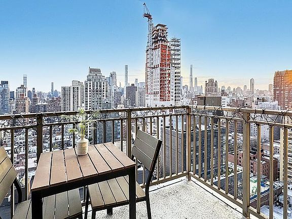 4th image of 301 E 79th St