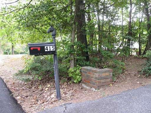 2nd image of 415 E Belmont Dr