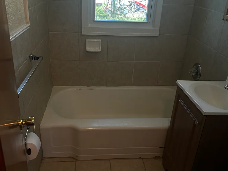 2431 N Poplar Ave — Photo 4