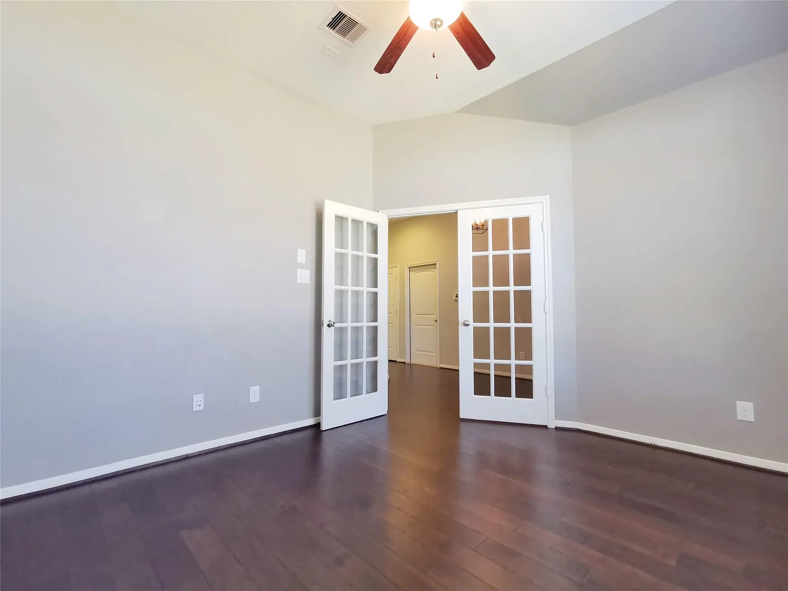 3 bed, 2.0 bath, 1836 sqft, $2,250 — Photo 2
