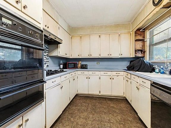 9th image of 804 W 10th St