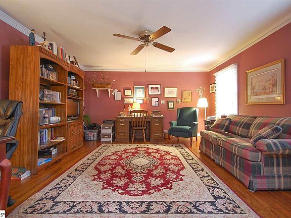4th image of 12 Wildaire Ln