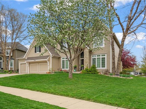 5641 Roundtree St, Shawnee, KS 66226