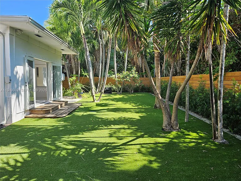 1070 N Shore Dr — Photo 5