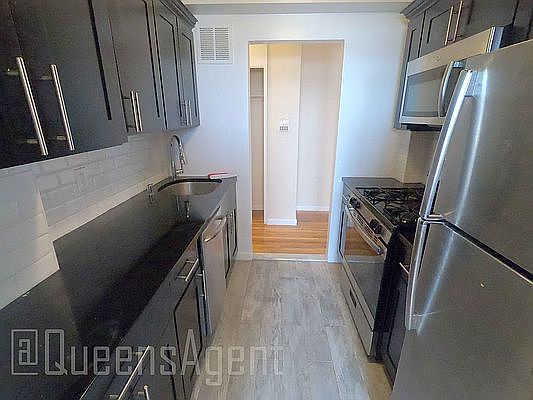 4th image of 33-38 Parsons Blvd #4